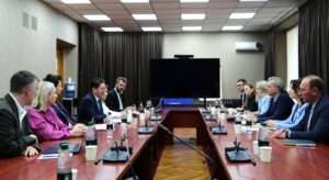 Consolidarea cadrului concurențial și alinierea la standardele UE, discutate la întrevederea vicepremierului Eugeniu Osmochescu cu autoritățile de concurență din Moldova și România 